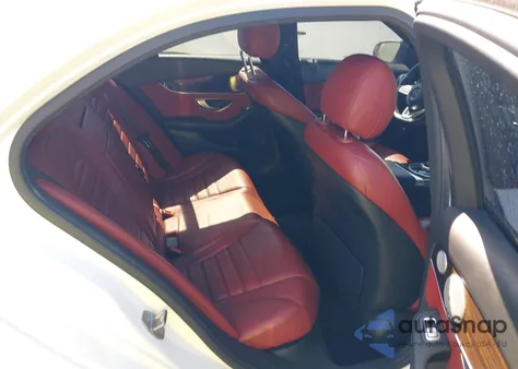 2018 Mercedes-Benz C 300 z USA, uszkodzony, nr VIN 55SWF4JB0JU240814